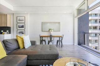 Stylish Spacious City Apartment - 7
