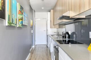 Stylish Spacious City Apartment - 3