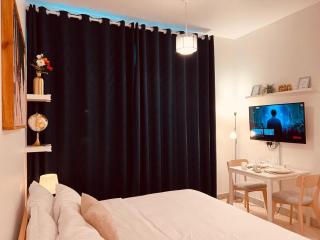 ONE Guest Place Private Bedroom with Balcony - Abu Dhabi - 2