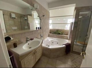 Spacious 2-Bedroom Condo Steps from Gordon Beach in Tel Aviv-Yafo - Tel Aviv - 7