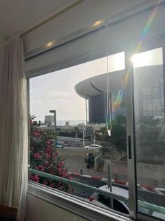 Spacious 2-Bedroom Condo Steps from Gordon Beach in Tel Aviv-Yafo - Tel Aviv - 2