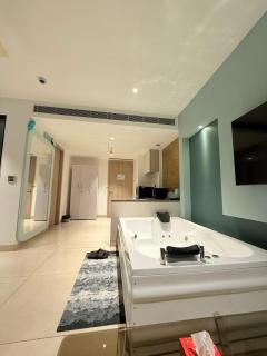 Green Studio - Private Jacuzzi - Private Balcony - 1