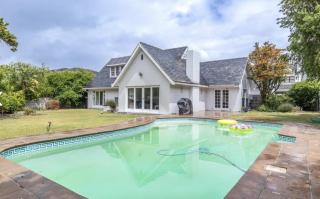 Family Home along Constantia Wine Route - 9