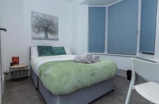 Modern 5-Bedroom House-Medway-Free Parking- Sleeps 10 - 7