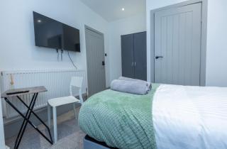 Modern 5-Bedroom House-Medway-Free Parking- Sleeps 10 - 6