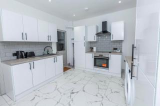 Modern 5-Bedroom House-Medway-Free Parking- Sleeps 10 - 9