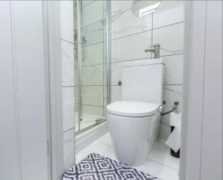 Modern 5-Bedroom House-Medway-Free Parking- Sleeps 10 - 5