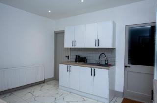 Modern 5-Bedroom House-Medway-Free Parking- Sleeps 10 - 2
