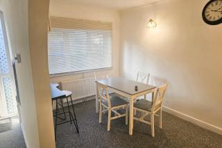 High Wycombe Contractor's delight - sleeps 12 - Buckinghamshire - 8