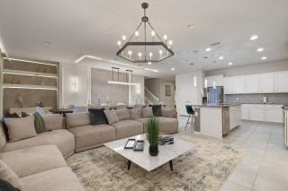 Luxurious Villa with Resort-Style Amenities - Kissimmee - 3