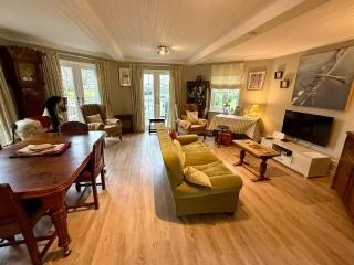 Pepperpot Lakeside Lodge on Isis & Windrush Lakes in the Cotswold Lakes - 2