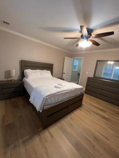 Spacious Gorgeous 3bd home with large deck Close to EVERYTHING - Atlanta - 2