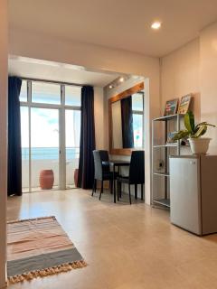 Beachfront Apartment with Two Queen Beds, Kitchen and Balcony - Boracay - 5
