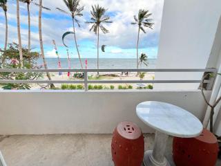 Beachfront Apartment with Two Queen Beds, Kitchen and Balcony - Boracay - 8