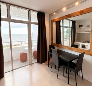Beachfront Apartment with Two Queen Beds, Kitchen and Balcony - 9