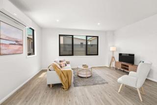 Modern Rosebud Townhouse 300m from the Beach - 5