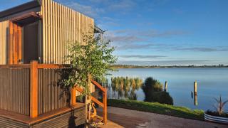 Lake Wellington Luxury Retreat - Wellington East - 1