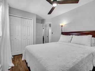 Suburban 3BR Stylish Oasis - 8