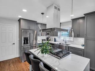 Suburban 3BR Stylish Oasis - 4