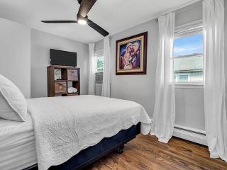 Suburban 3BR Stylish Oasis - 2