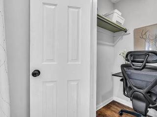 Suburban 3BR Stylish Oasis - 1