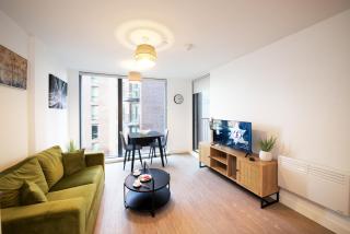 Modern 1-Bed Apartment Near City Centre, Arndale, Spinningfields, MediaCityUK, Old Trafford & Etihad, Sleeps 4, Netflix, Gym, Balcony, Nespresso Machine, Perfect for Long & Short Stays, Leisure, Contractors & Professionals! - Manchester - 0