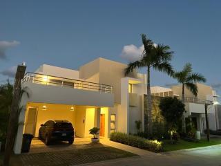 Stylish Luxury San Juan Lakes Villa in Gated Community in Downtown Punta Cana With Private Pool - Punta Cana - 0