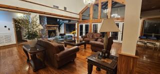 Laras Chateau at the Radio House, sleeps 30 - 7