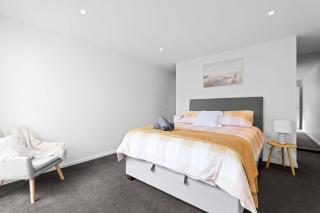 Riverside Villa & Pet Friendly - 6
