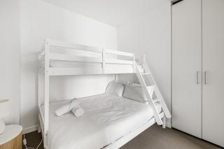 Modern Nomads Prime CBD 2BR Modern City Haven with Pool & Gym - 3