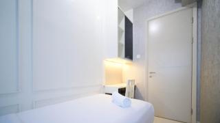 Enchanting and Stunning 2BR La Riz Supermall Mansion Apartment By Travelio - Surabaya - 5