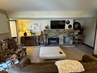 Beautiful Renovated 3BR in Keystone condo - 6