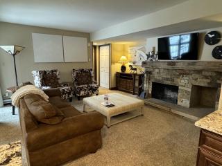 Beautiful Renovated 3BR in Keystone condo - 7
