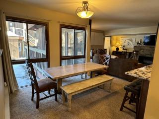 Beautiful Renovated 3BR in Keystone condo - 2