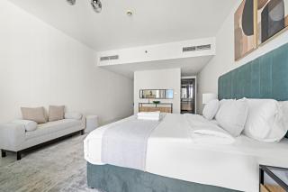 Large 1 BR Duplex With Lake View - Dubai - 3