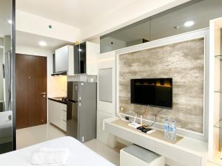 Best Deal and Cozy Studio Room Transpark Cibubur Apartment By Travelio - Depok - 8