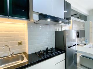 Best Deal and Cozy Studio Room Transpark Cibubur Apartment By Travelio - Depok - 3
