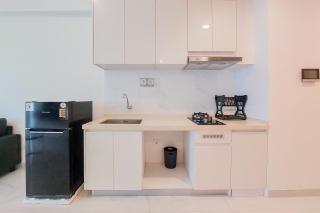 Comfortable and Homey Living 2BR at Sky House BSD Apartment By Travelio - Tangerang - 1