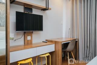 Homey and Cozy Stay Studio Room at Casa De Parco Apartment By Travelio - Tangerang - 2