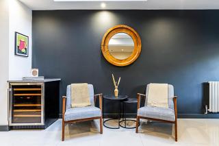 Stylish Shepherd's Bush Flat w/ Patio - 3