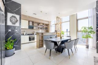 Exclusive Marina Stay - Posh 3BR with Stunning Views - Dubai - 2