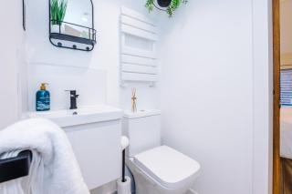 Foden's House by YourStays - 2 Bedroom Cottage in Sandbach with gorgeous dining room extension, High end finish - 1