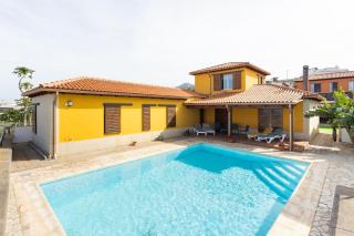 Home2Book Spacious Family Getaway, Private Pool - El Pris - 0