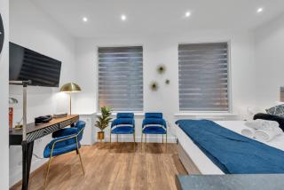 Compact Living, Tiny Studio with Workspace - Hanwell - 9
