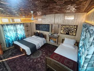 Houseboat New Shamus Maqbool - 1