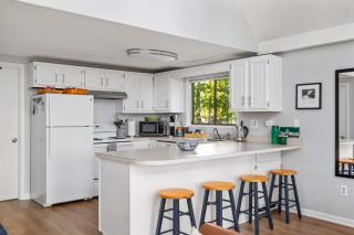 Mountain Views w Fire Pit Deck Grill & Amenities - 7