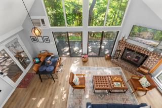 Mountain Views w Fire Pit Deck Grill & Amenities - 9