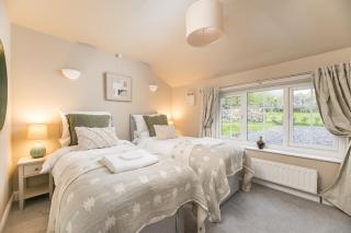 Central Malham Wellbeing Escape With Hot Tub & Yoga Studio Sleeps 10 - Malham - 4