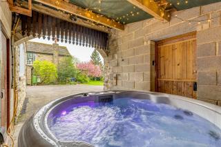 Central Malham Wellbeing Escape With Hot Tub & Yoga Studio Sleeps 10 - Malham - 1