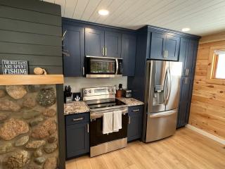 'Lakeside' Cottage with porch and sandy beach - Cedarville - 2
